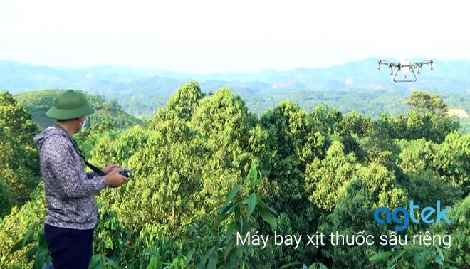 máy bay xịt thuốc sầu riêng