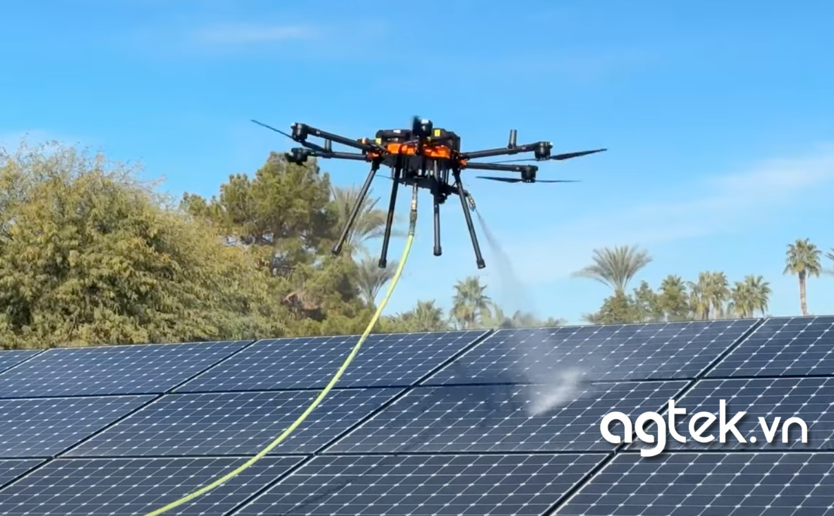 Rửa tấm pin mặt trời bằng máy bay