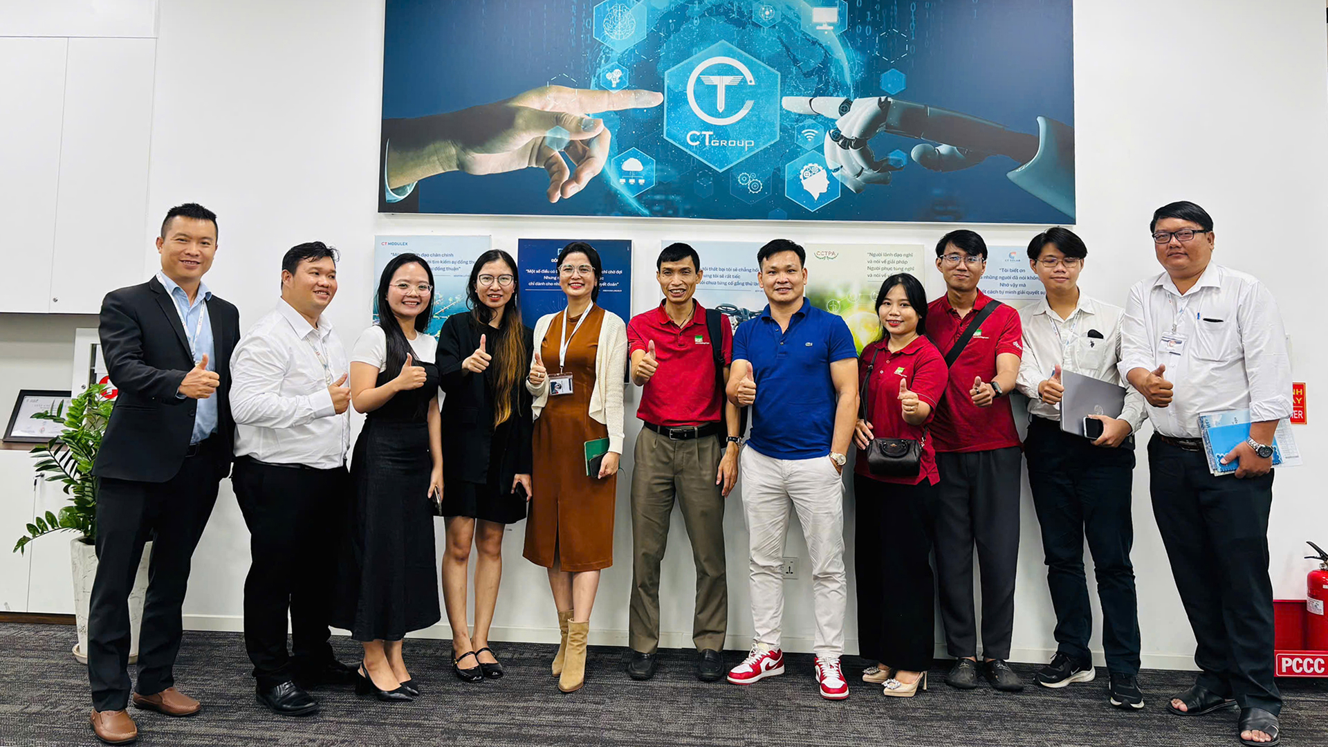 Nha be agri tham quan van phong trung bay CT UAV