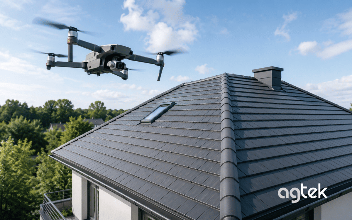 Drone kiểm tra mái nhà từ trên cao.