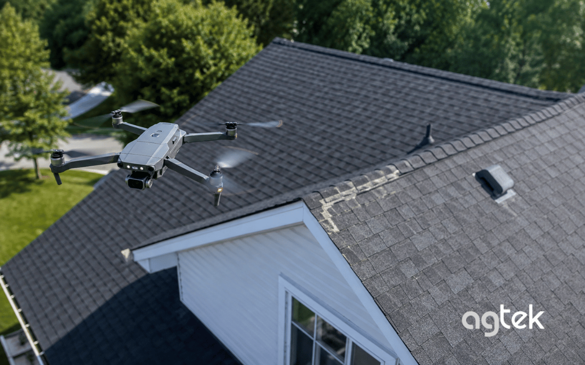 Drone khảo sát hệ thống điện mặt trời trên mái.