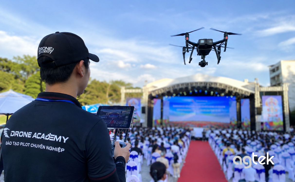 Kỹ thuật viên điều khiển flycam tại sự kiện