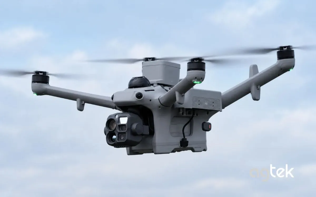 DJI Matrice 5TD phục vụ quan sát thiết bị trong trạm điện.