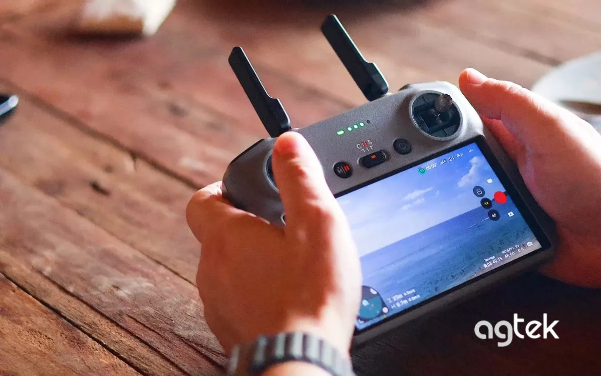 Bộ điều khiển drone hiển thị trạng thái chuyến bay.