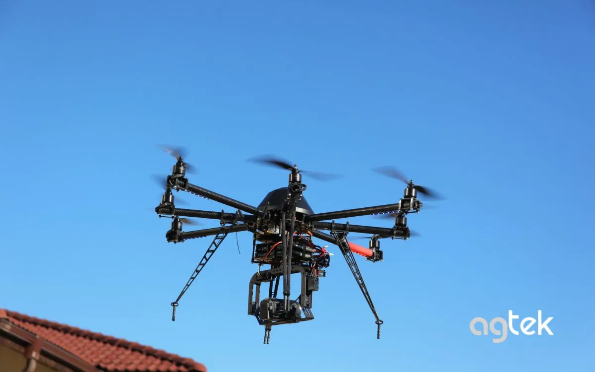 Kiểm tra cánh quạt flycam trước mỗi chuyến bay.